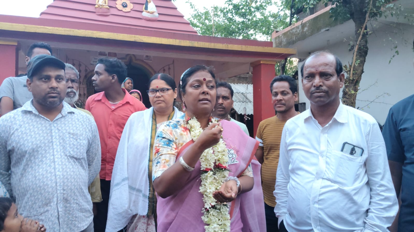 গ্রামীণহাটে বাজার করলেন কেশপুরের তৃণমূল প্রার্থী শিউলি সাহা
