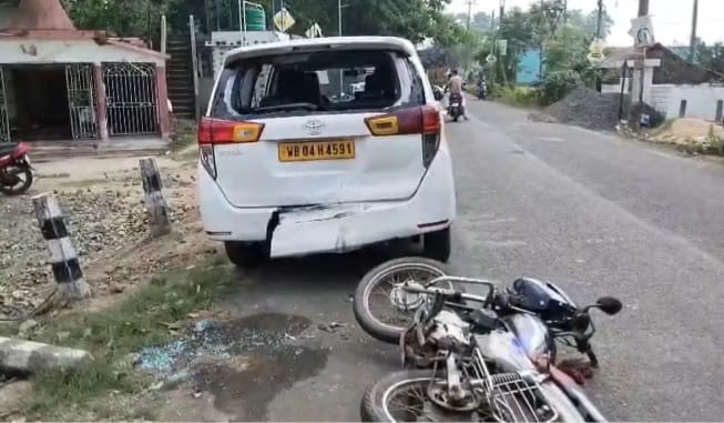 বাগদার বিজেপি প্রার্থী সোমা ঠাকুরের গাড়ির পিছনে বাইকের ধাক্কা